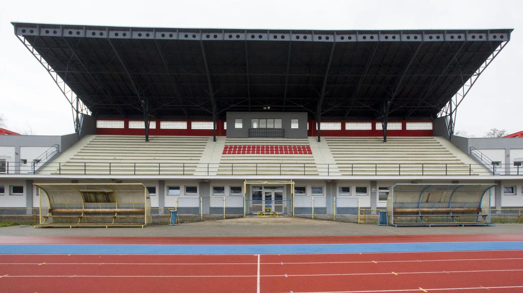 Opravená tribuna chrudimského letního stadionu