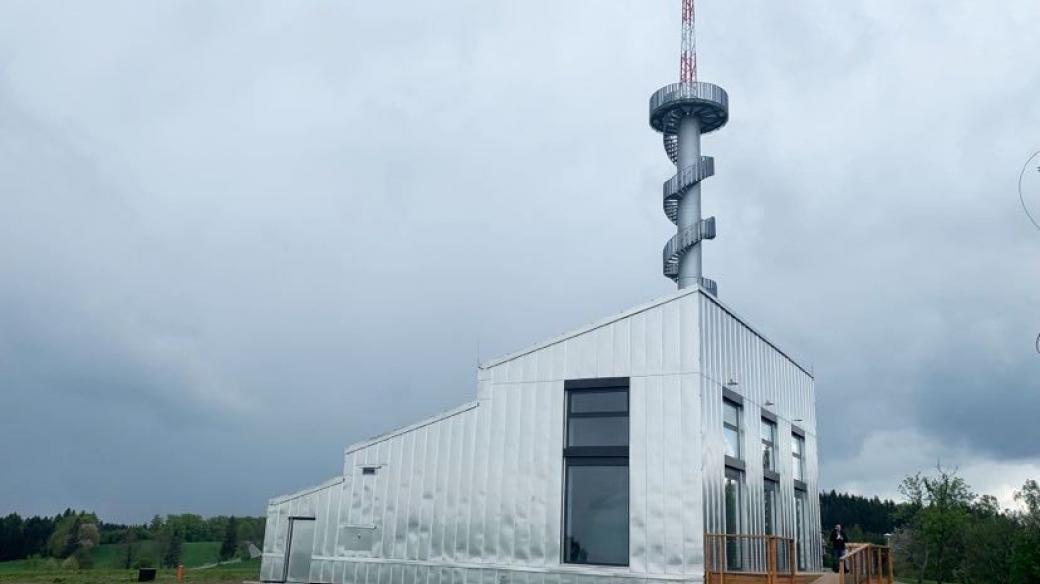 Nový Hrádek otevřel turistické informační centrum u rozhledny vybudované z tubusu větrné elektrárny