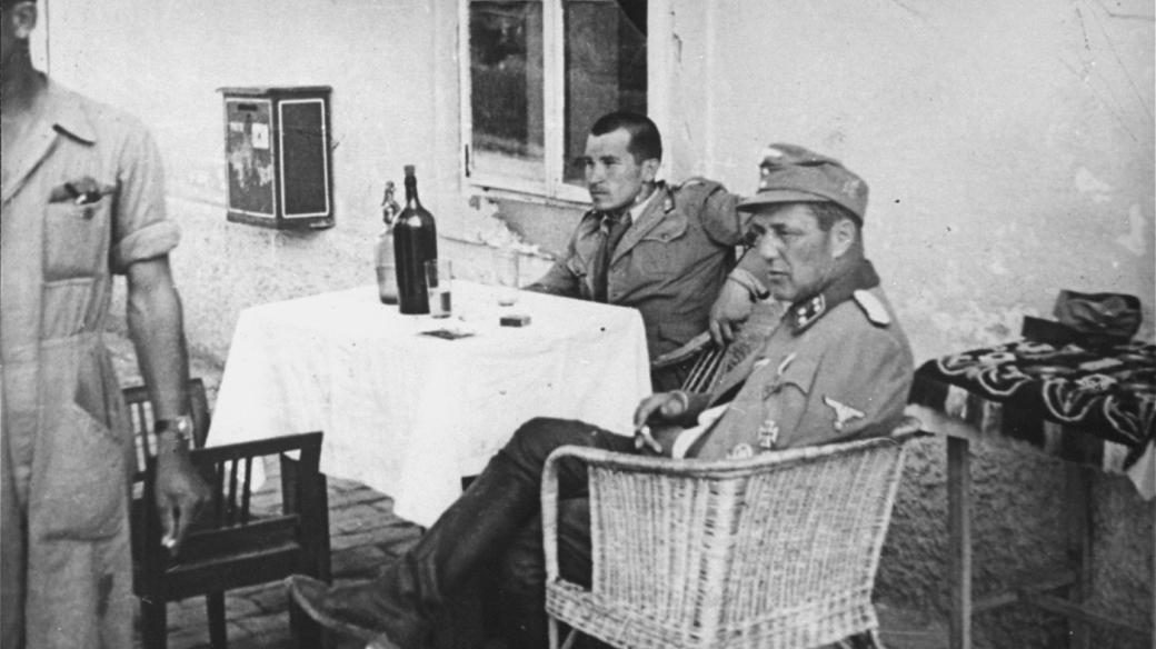 Vjekoslav Luburić s německým důstojníkem v koncentračním táboře Stara Gradiška