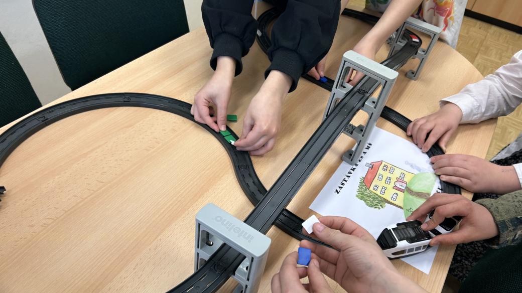 Děti ze základní školy ve Volfarticích programují robotický vlak