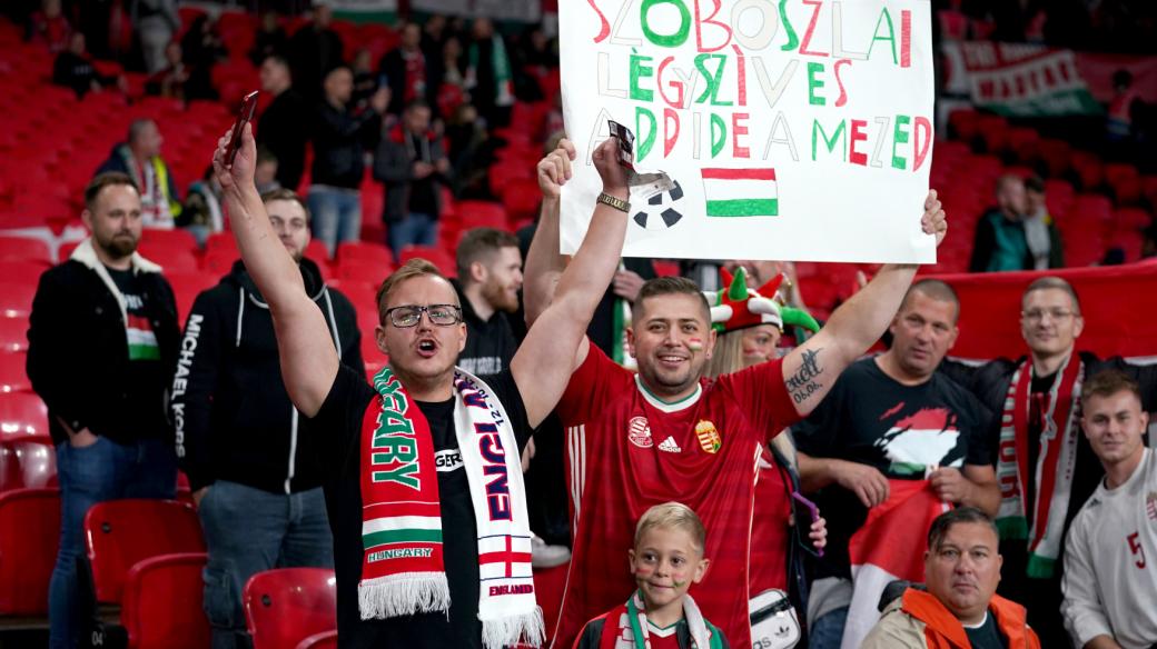 Maďarští fotvaloví fanoušci před zápasem s Anglií