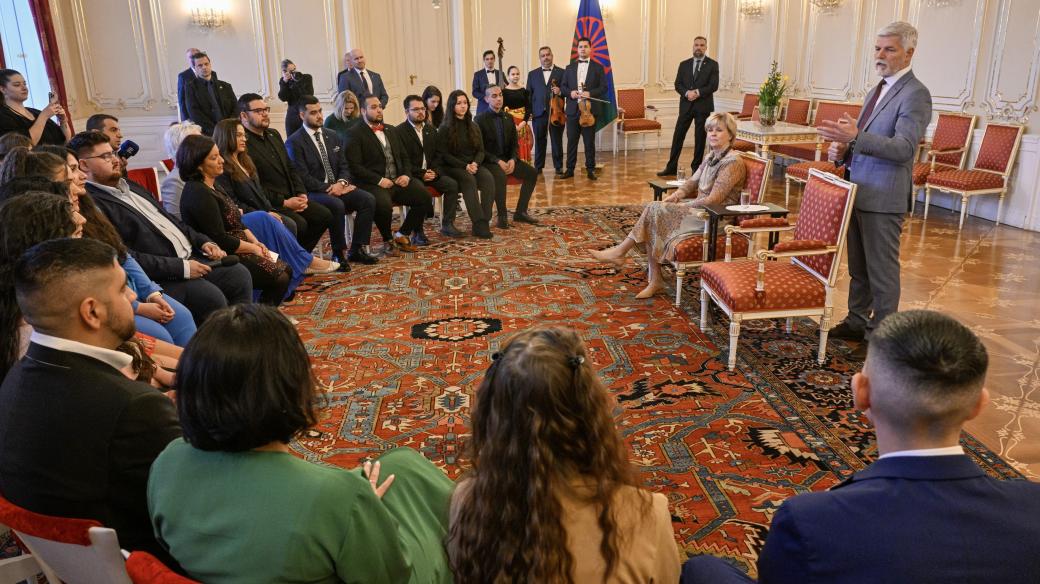 Prezident Petr Pavel (vpravo) s manželkou Evou přijal romské studenty při příležitosti Mezinárodního dne Romů, 13. dubna 2023, Pražský hrad