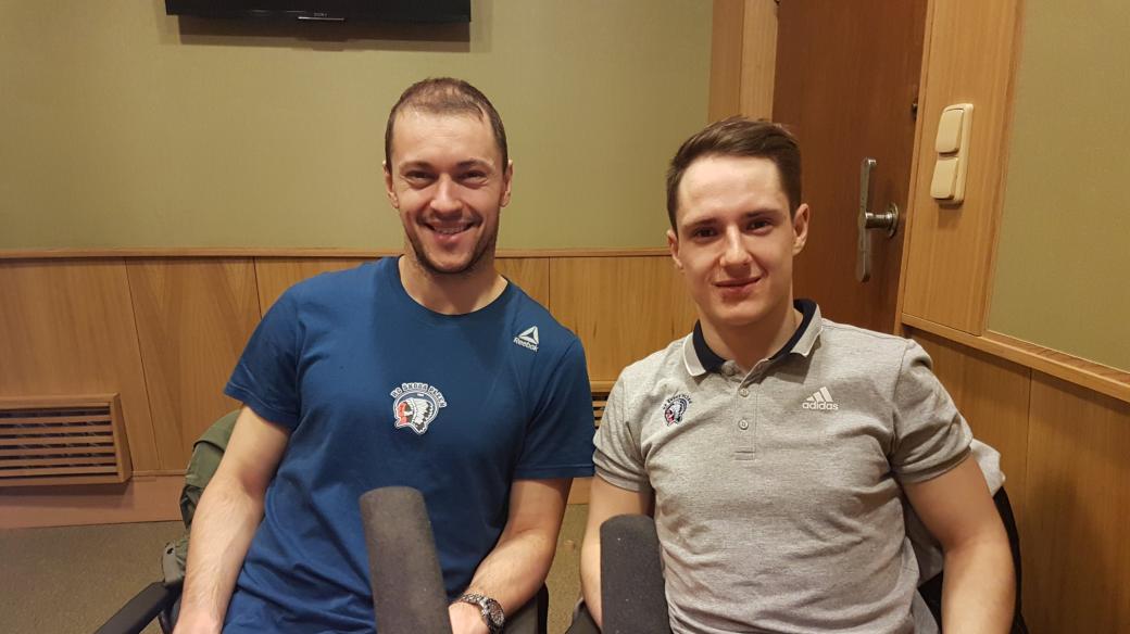 Hokejisté Petr Straka (vlevo) a Petr Kodýtek ve studiu Českého rozhlasu Plzeň