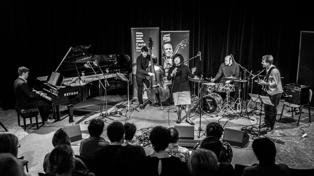Elena Sonenshine se svou doprovodnou kapelou v sále Českého rozhlasu České Budějovice v prosinci 2018