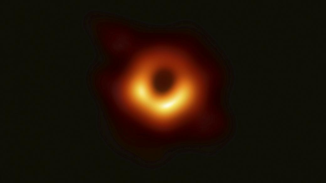 Vědci zveřejnili první snímek černé díry