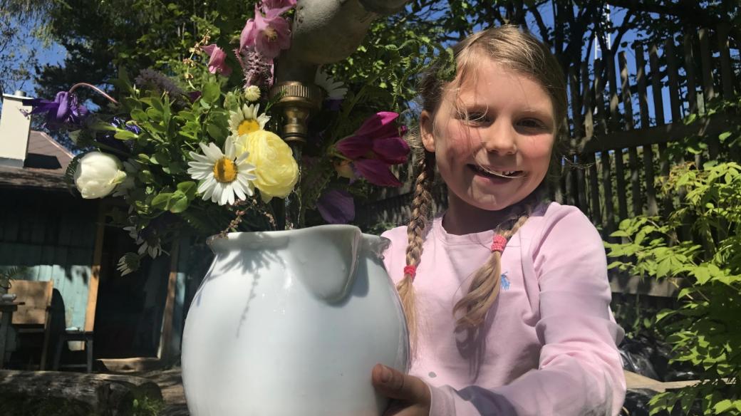 Květiny pěstuje Jana Krupová bez postřiků. Pomáhají jí její dcery
