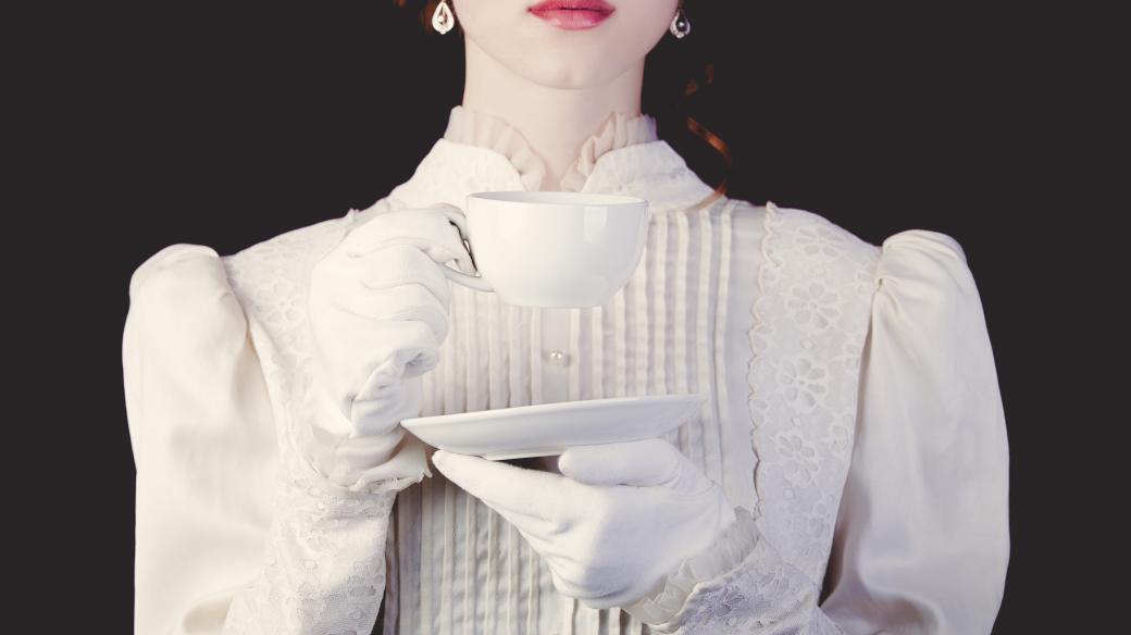 Dáma s šálkem čaje 