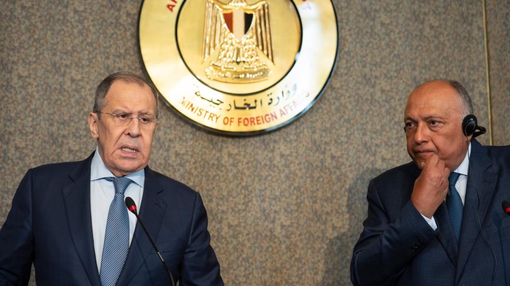Ruský ministr zahraničí Sergej Lavrov a jeho egyptský protějšek Sameh Shoukry v Káhiře