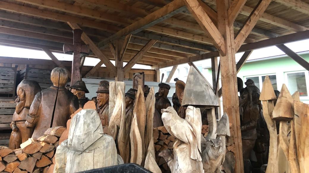 Dřevěné postavy betléma ve Vrchlabí poničili vandalové