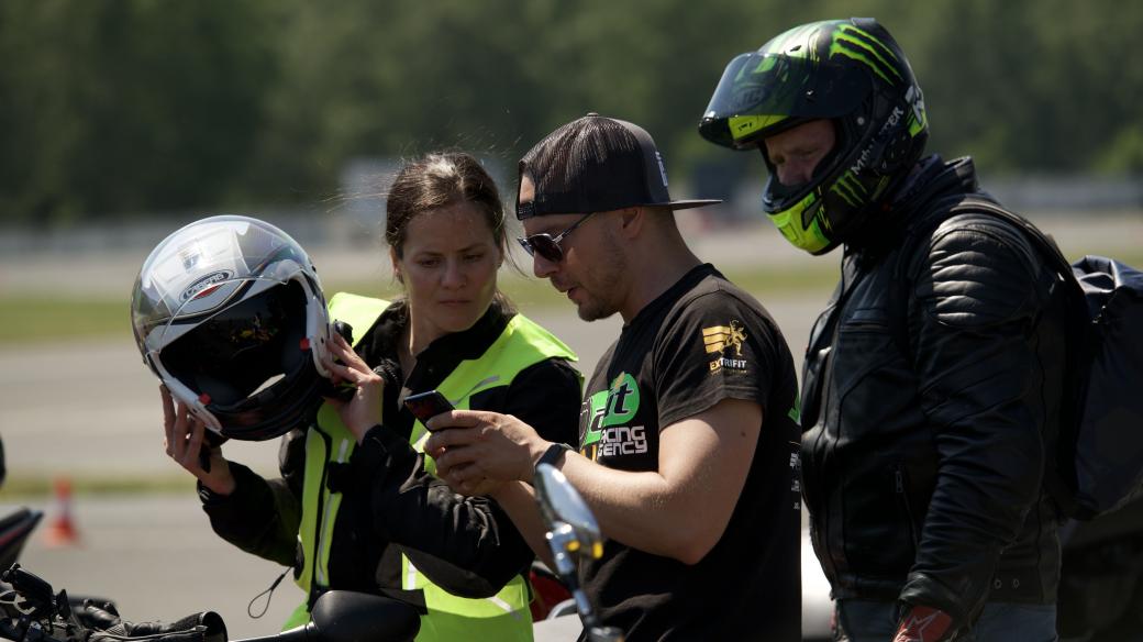 Instruktoři Stop nehodám z.s. cvičili motorkáře na polygonu v Mostě