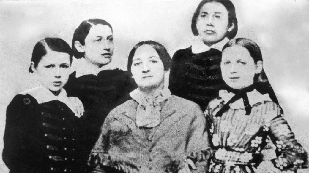 Česká spisovatelka Božena Němcová s dětmi, zleva: Jaroslav, Karel, Hynek a Dora na snímku z roku 1854