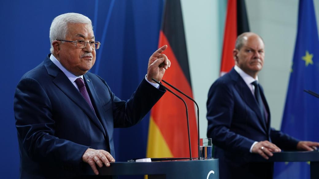 Šéf palestinské samosprávy Mahmúd Abbás na návštěvě Berlína, vpravo německý kancléř Olaf Scholz