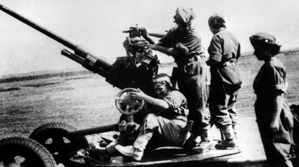 Příslušnice československé jednotky v SSSR během druhé světové války při obsluze protiletadlového děla