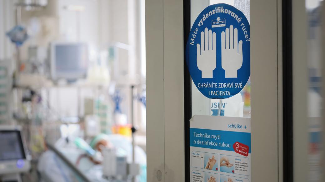 Oddělení resuscitace a intenzivní medicíny ve Fakultní nemocnici Ostrava se stará jak o pacienty s akutním covidem, tak o ty, kteří už nemoc prodělali, ale jejich zdravotní stav je stále velmi vážný