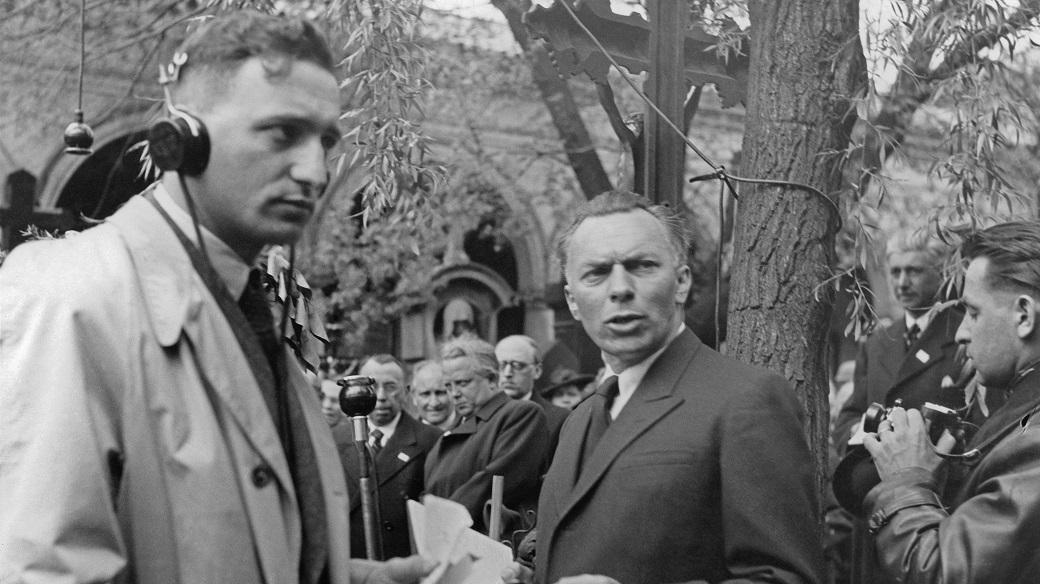 František Kocourek (uprostřed) při natáčení reportáže z uložení ostatků K. H. Máchy na Vyšehradě (7. 5. 1939)