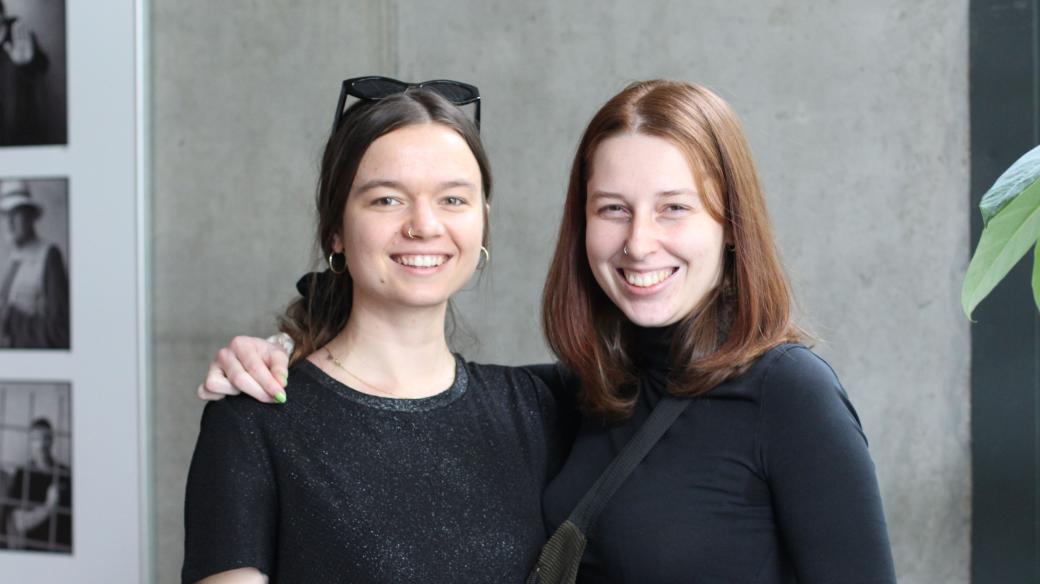 Zuzana Kašparová (vlevo) a Terézie Ferjančeková, autorky série Na záchodcích
