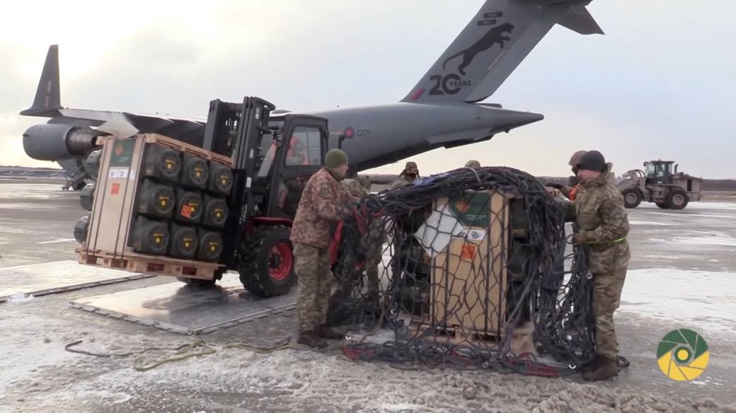 Nákladní letouny britského královského letectva na letišti nedaleko Kyjeva se zásilkami protipancéřových zbraňových systémů