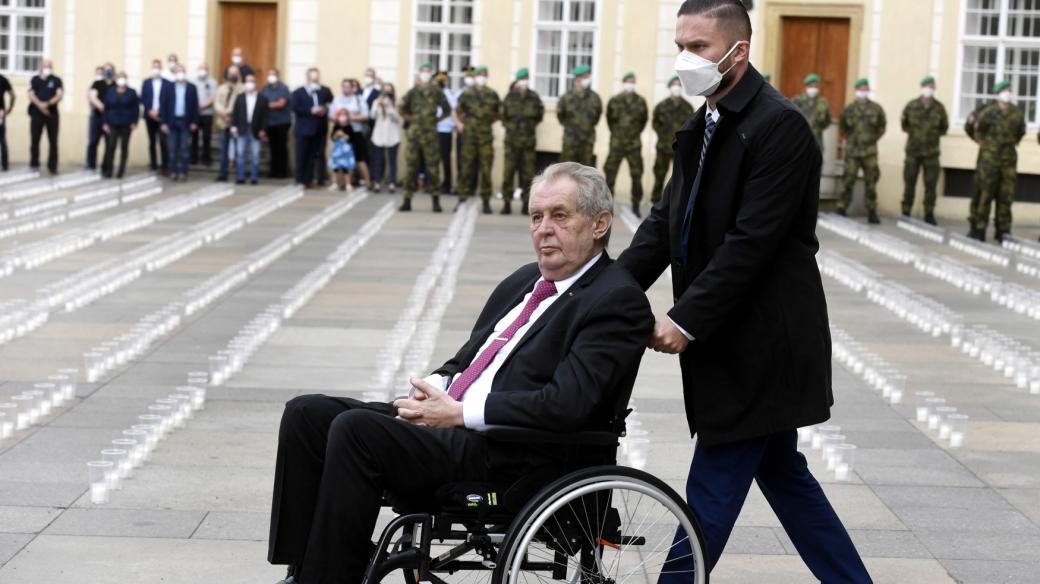 Prezident Miloš Zeman přijíždí na pietní akt za oběti pandemie koronaviru na Pražském hradě