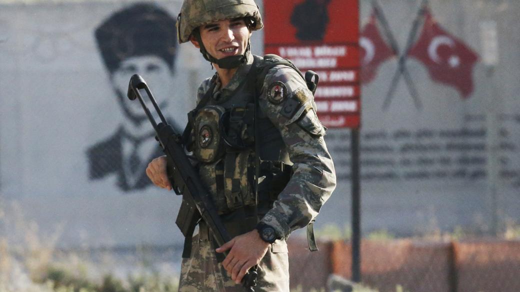 Turecký voják na hranici se Sýrií