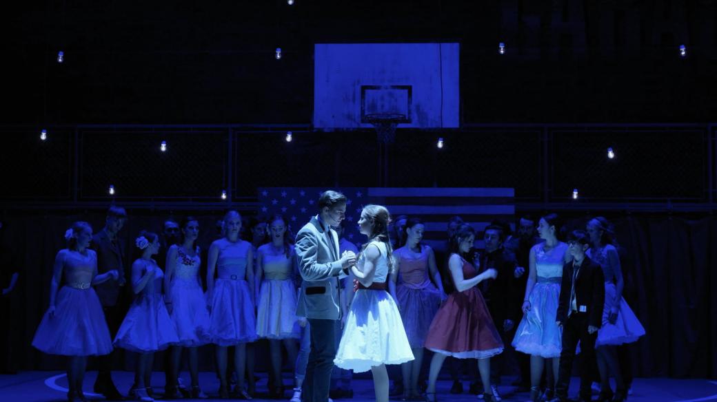 Pavel Režný (Tony) a Kateřina Falcová (Maria) v představení West Side Story v Plzni