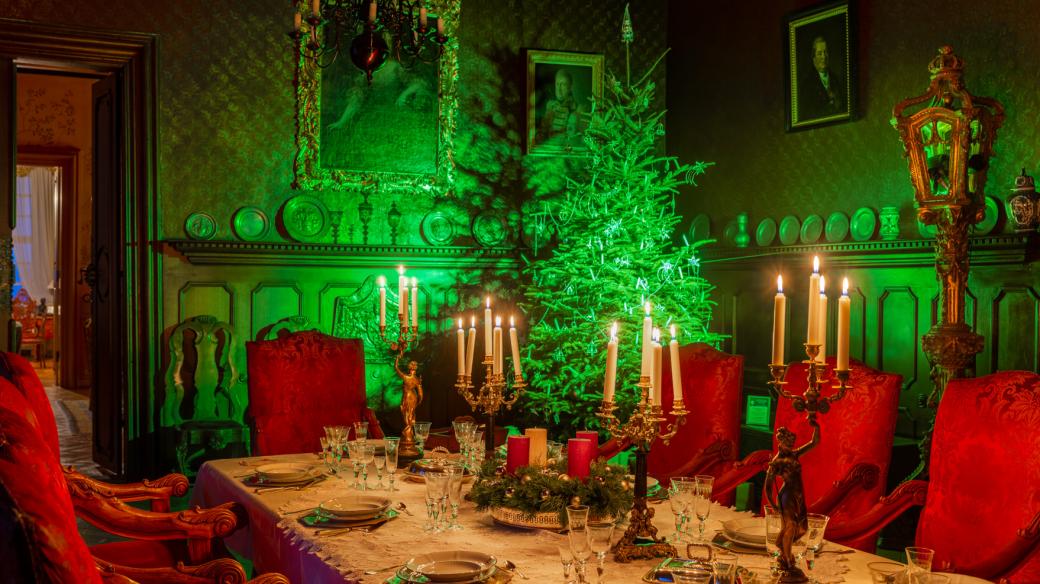 Adventní zámek Loučeň ve středních Čechách představuje 21 originálně ozdobených vánočních stromečků