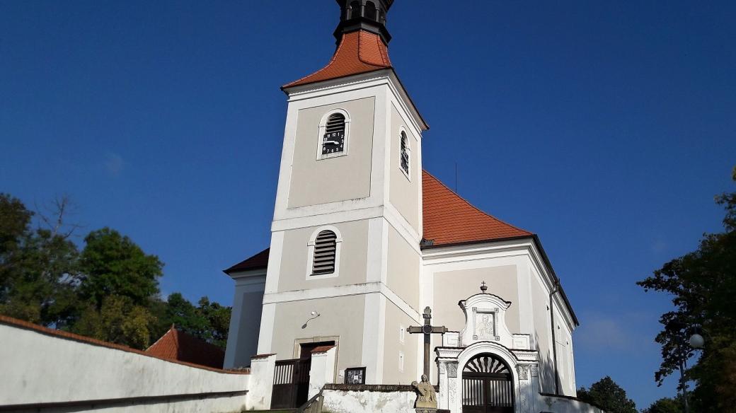 Kostel v Doudlebech stojí zhruba v místě centra původního slovanského hradiště a pozdější gotické tvrze