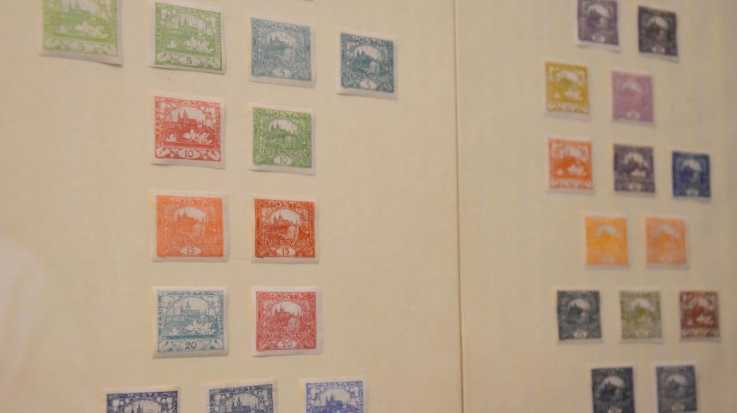Ilustrační foto (první československá poštovní známka, známé Hradčany podle návrhu Alfonse Muchy)