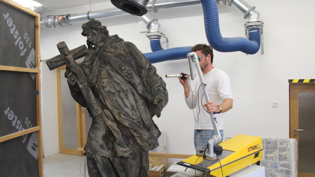 Čištění sochy sv. Jana Nepomuckého z pražského Pohořelce pomocí laseru