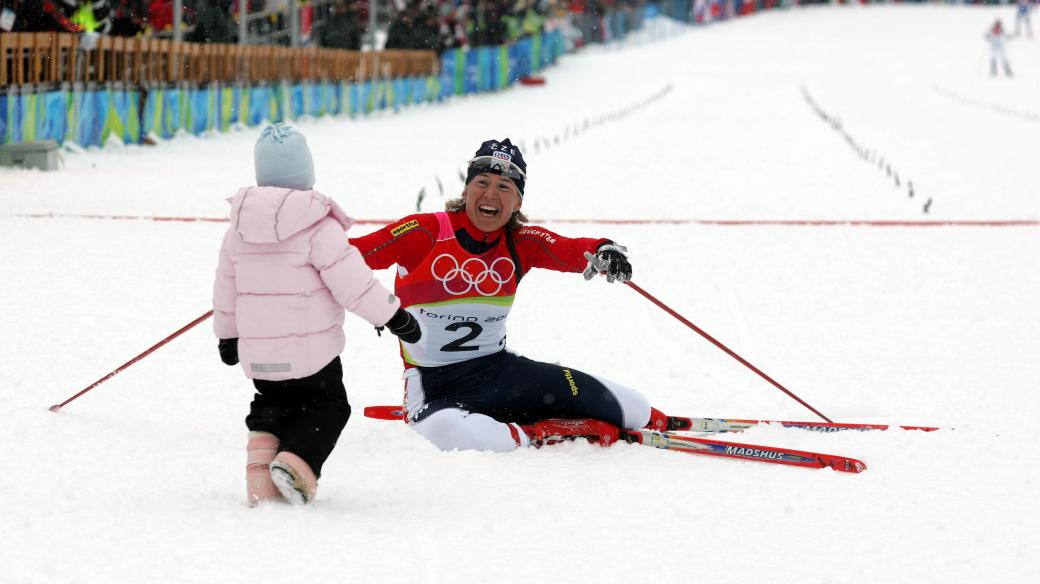 V posledním olympijském závodě kariéry získala Kateřina Neumannová vytouženou zlatou medaili. V Pragelatu vyhrála běh na 30 km volnou technikou s hromadným startem. V cíli ji vítá dcera Lucie