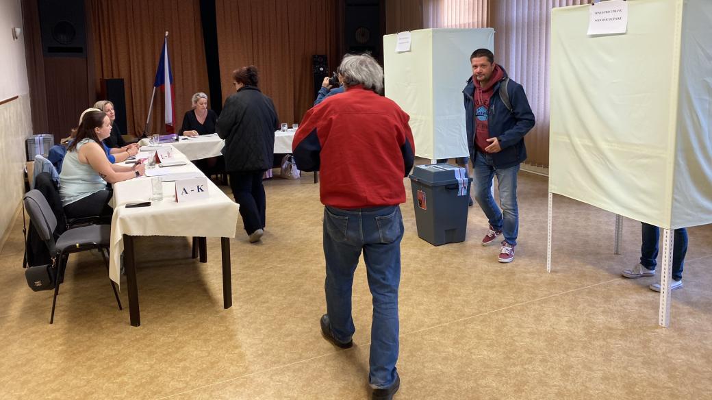 Lidé hlasují v komunálních volbách a v referendu ve volební místnosti v Čeperce