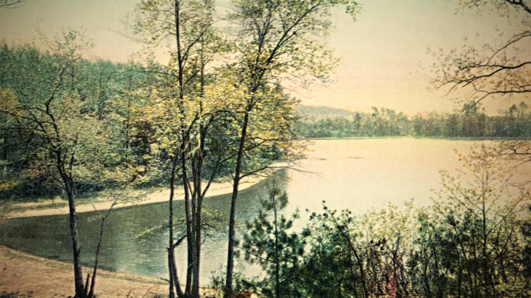 Thoreauova zátoka u jezera Walden (Concord, Massachusetts, USA)