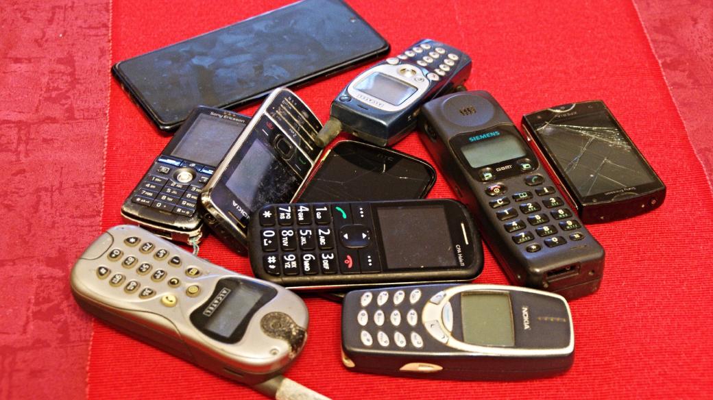 Mobilní telefony většinou slouží dlouho, stačí se o ně správně starat