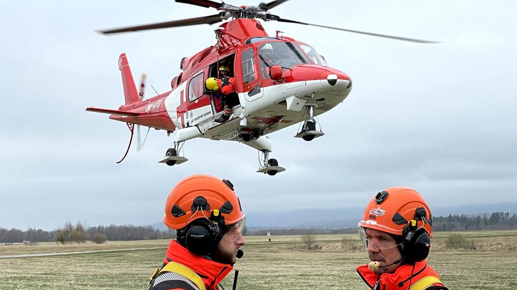 Vrtulník má zespodu červený záchranářský kříž a mnohdy je to to první, co zachraňovaný spatří