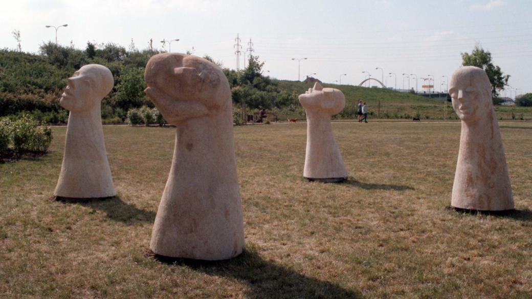 Sousoší Metamorfózy roku v parku u Chodovské tvrze v Praze od sochařky Ellen Jilemnické