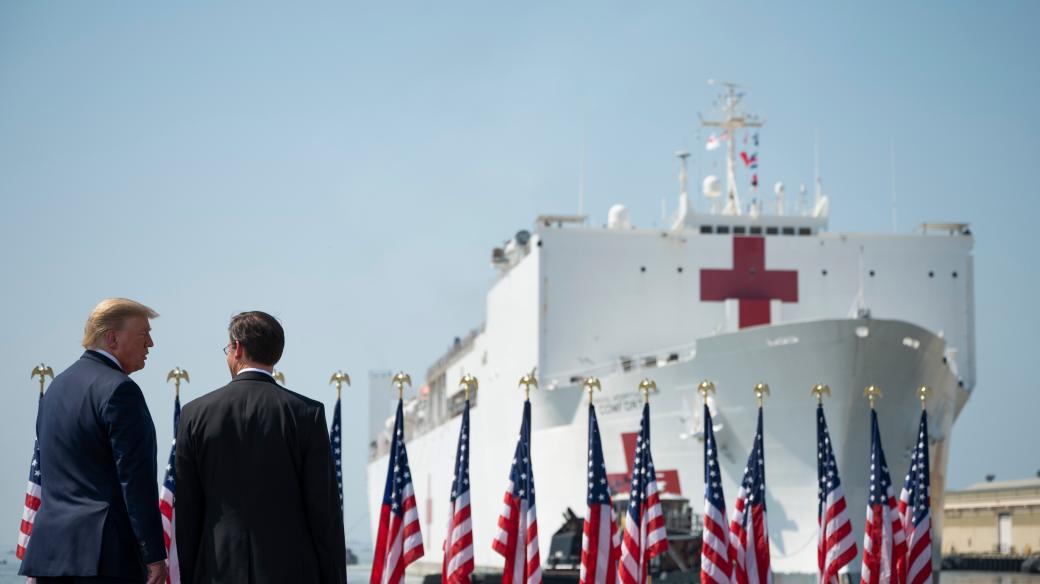 Pandemii covid-19 pomáhá v USA zvládnout i vojenská zdravotnická loď /US Defense Secretary Mark Esper (R) and US President Donald Trump watch as the hospital ship USNS Comfort departs Naval Base Norfolk/