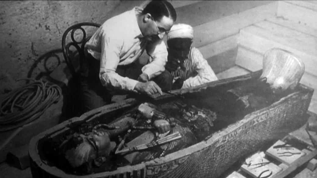 Howard Carter při výzkumu Tutachamonovy hrobky v roce 1922