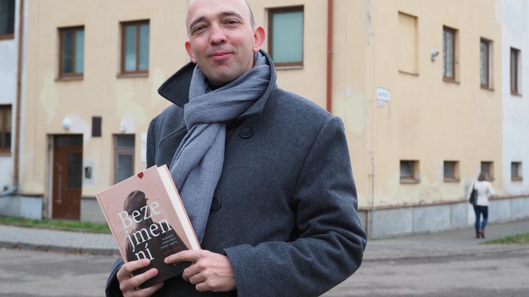 Milan Krčmář s knihou Bezejmenní, Třebíč