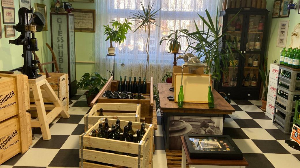V muzeu je více než 400 lahví firmy Mattoni