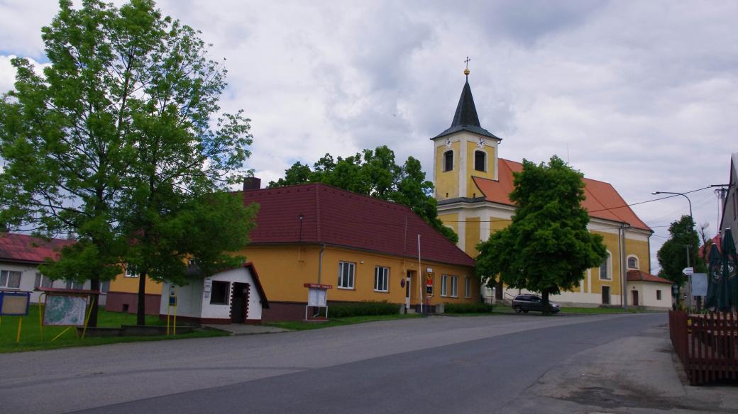 Centrum obce s kostelem sv. Jana Křtitele