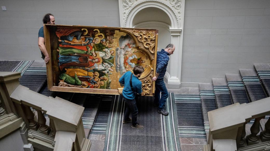 Pracovníci Národního muzea ve Lvově ukrývají obraz pro případ útoku