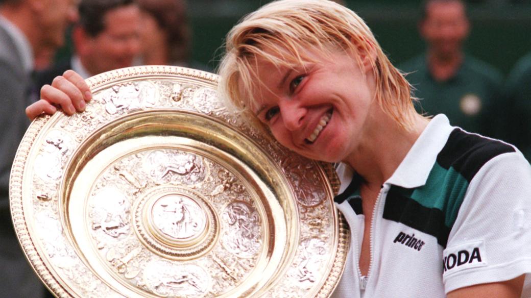 Jana Novotná s trofejí pro vítězku Wimbledonu
