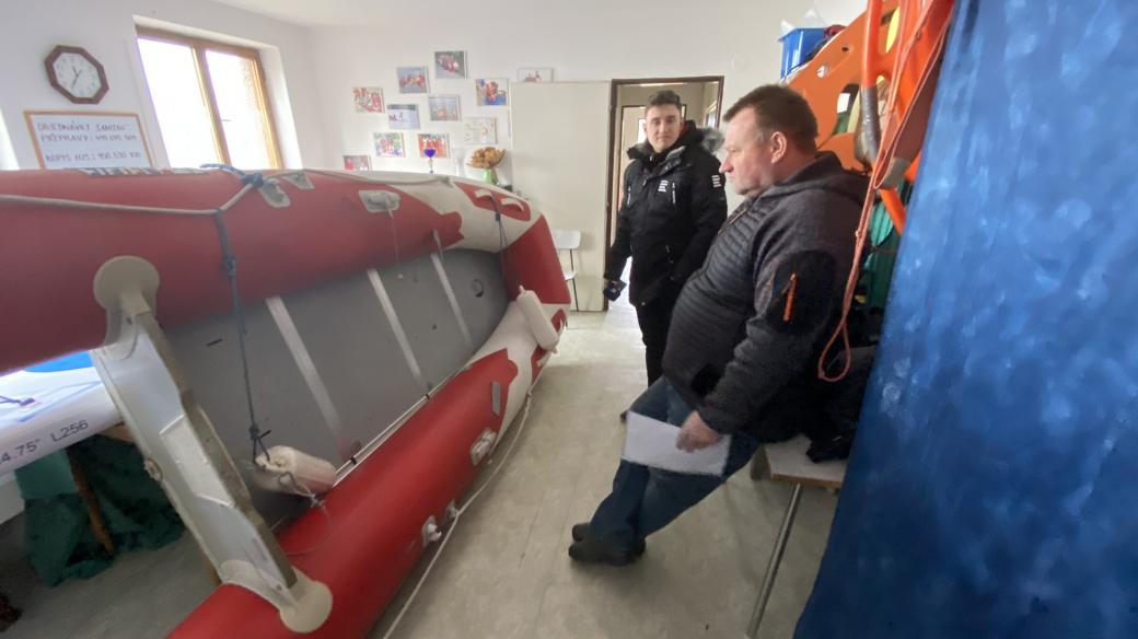 Vodní záchranáři na přehradě Rozkoš na Náchodsku dostali po roce a půl zpátky ukradené motory ke člunům