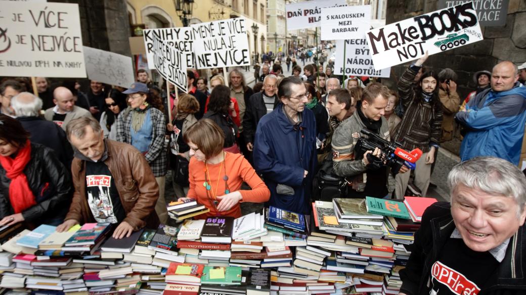 Snímek z roku 2011, kdy v Praze proběhl protestní happening proti zvyšování DPH u knih
