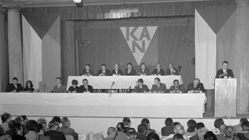 Aktiv Klubu angažovaných nestraníků, pohled na předsednictvo, 19. května 1968