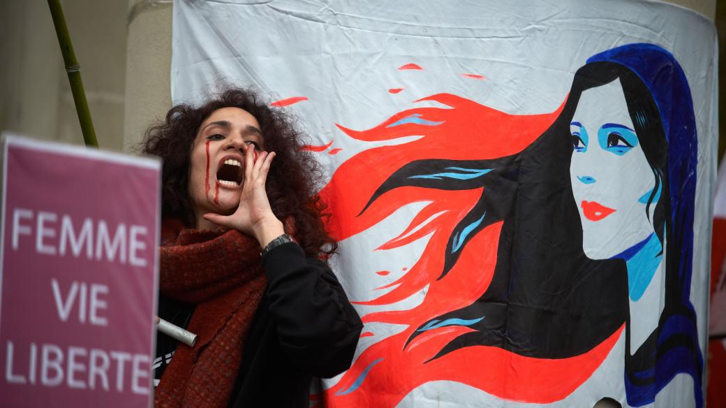 Demonstrantka v Íránu