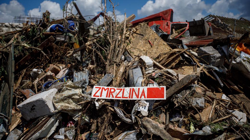 V několika moravských obcích pokračuje likvidace škod způsobených nedávným tornádem