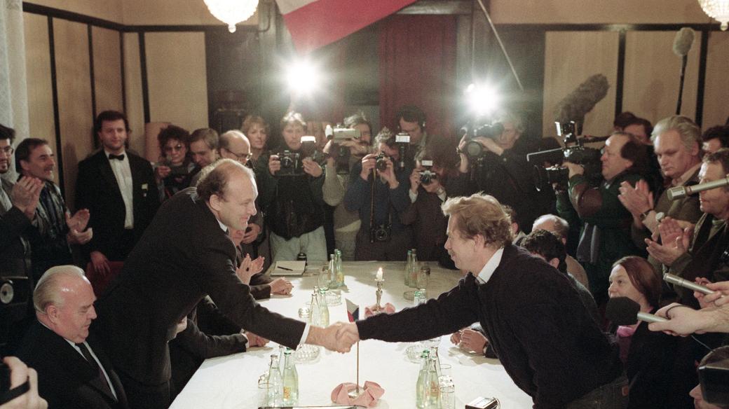 Václav Havel a Marián Čalfa, setkání delegace ÚV NF ČSSR a vlády ČSSR vedené předsedou vlády Ladislavem Adamcem (vlevo) s představiteli Občanského fóra, 26. listopadu 1989