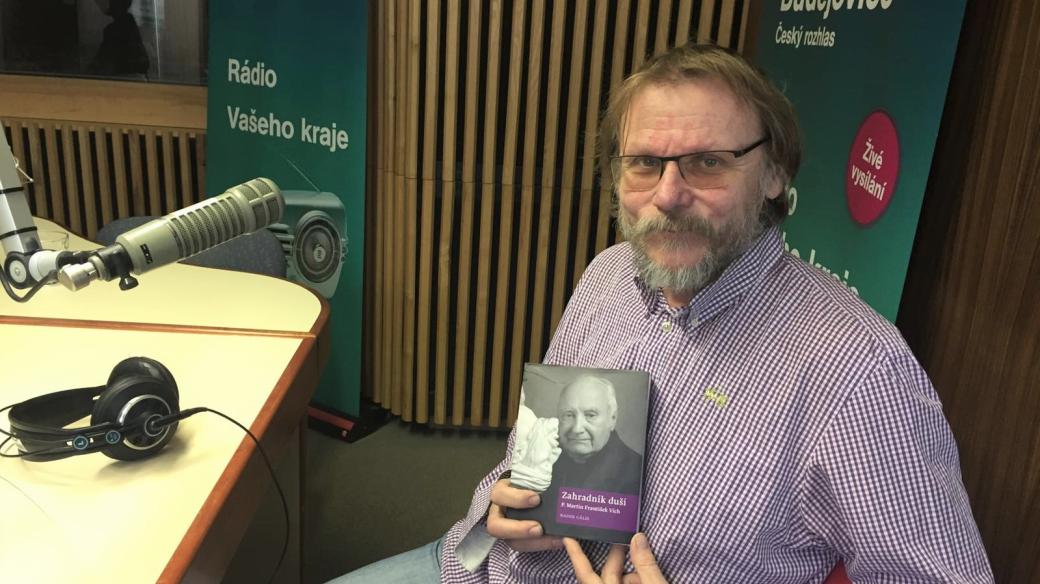 Novinář Radek Gális se svou knihou Zahradník duší