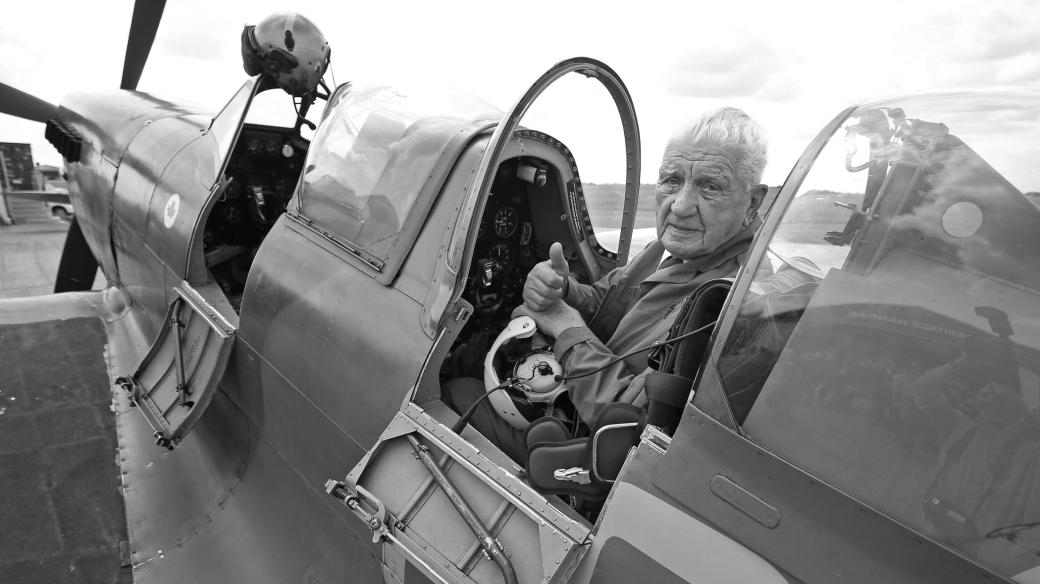 V létě 2016 si válečný veterán Emil Boček splnil sen: znovu se proletěl ve stíhačce Spitfire