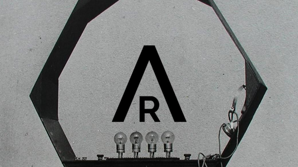 Spolupráci mezi archiváři a rešeršisty symbolizuje zkratka AR v logu projektu Auditorium